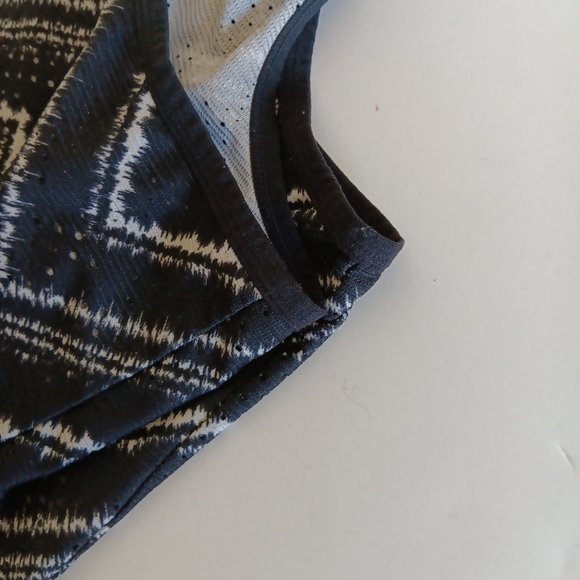 Athleta Women's Black Zig Zag Storm Printed Limitless Tank Size M - Picture 7 of 11